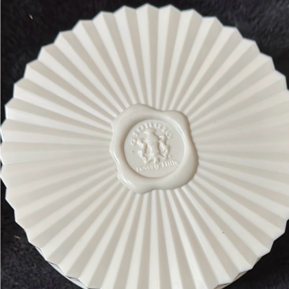 Giorgio Beverly Hills Extraordinary Perfumed Dusting Powder - Yellow Stripes - Picture 4 of 7